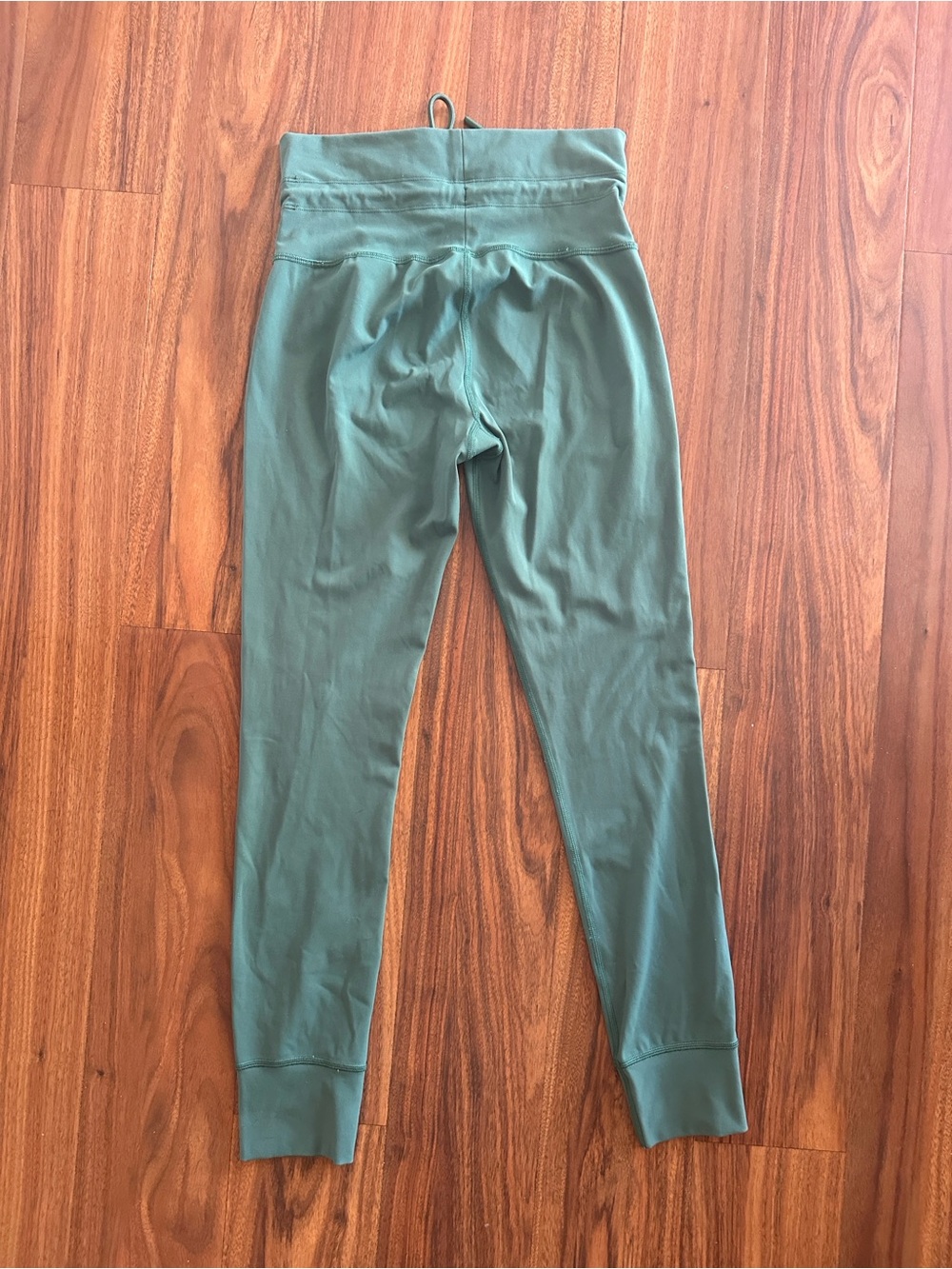 Vuori Daily Form High-Waist Green Active Leggings with Drawstring - Picture 5 of 6